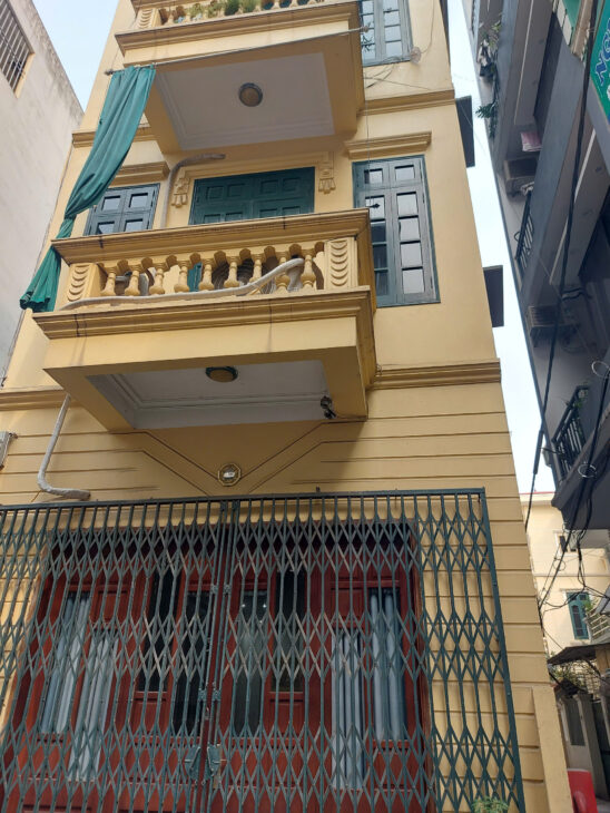 GẦN PHỐ – MẶT NGÕ THÔNG – KINH DOANH – 2 THOÁNG TRƯỚC SAU – SỔ ĐẸP – NỞ HẬU LỘC LÁ. DT 50M2 X 5T