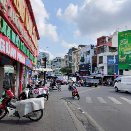 Ngang hơn 4m giá nhỉnh 17tỷ(TL). Bán nhà mặt tiền Dạ Nam dòng tiền hiện đang cho thuê 60tr/tháng.