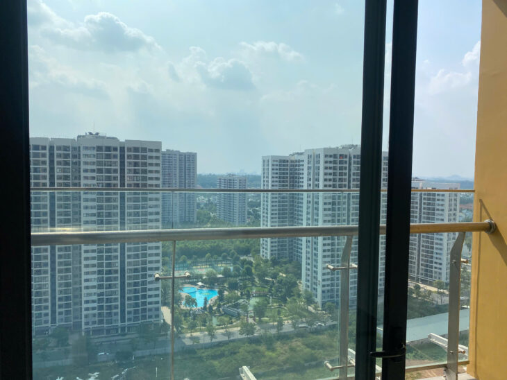 Chính chủ gửi bán gấp căn 2PN diện tích lớn GH, tầng vừa đẹp, view hồ bơi và vườn Nhật giá chỉ 3tỷ2
