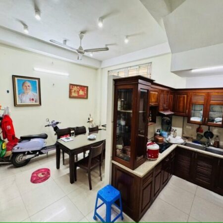 BÁN NHÀ NGÕ THỊNH QUANG.QUẬN ĐỐNG ĐA,NGÕ THẲNG -THÔNG BA GÁC- GẦN Ô TÔ