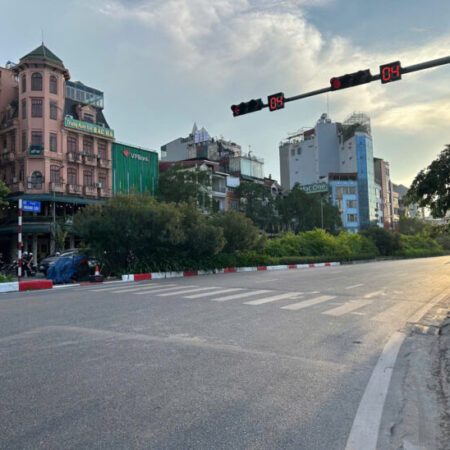 26 TỶ HOÀNG CẦU,DÂN XÂY CHẮC CHẮN,,KINH DOANH SẦM UẤT,Ở SƯỚNG 54 M2,MẶT TIỀN KHỦNG