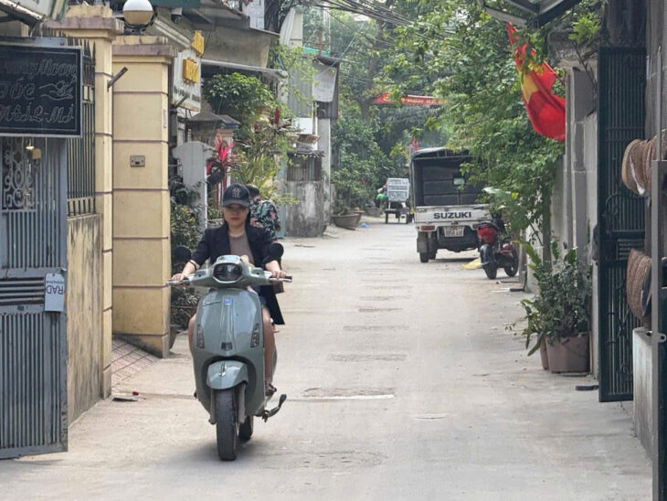nhà 8 tầng thang máy đường đôi Phú Thượng đối diện Ciputra ô tô trong nhà, dt 80m2, mt 7m, giá chỉ