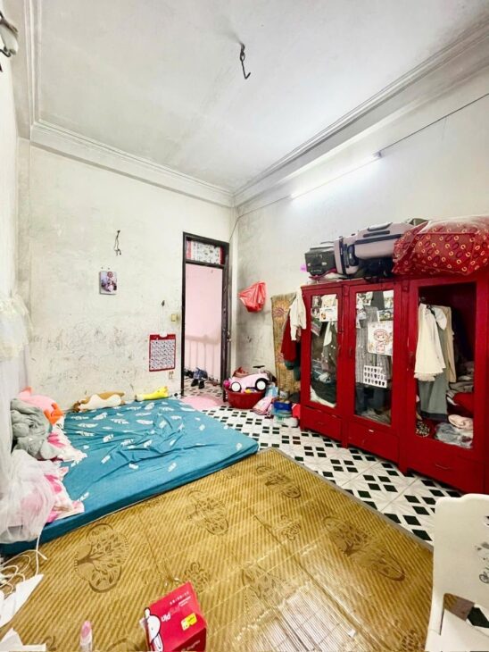 BÁN NHÀ 2 TẦNG- PHỐ THÁI HÀ- ĐẤT PHÂN LÔ -Ô TÔ LÙI CỬA .CÁCH MẶT PHỐ 50M