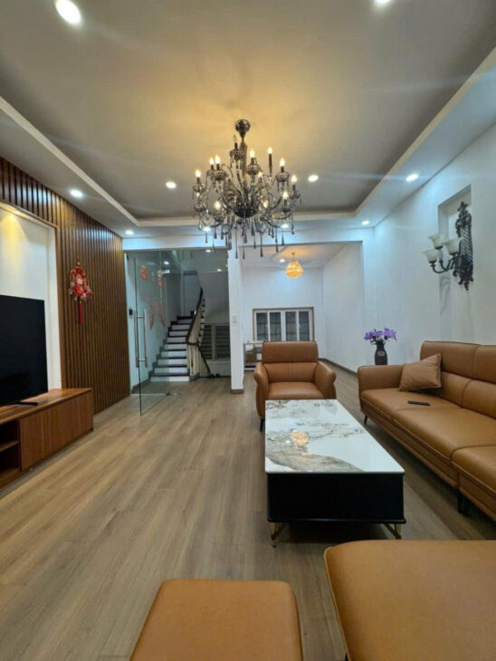 Nhà dân xây chắc chắn gần Ngã Tư Sở- Thanh Xuân, 53m2, 5 tầng, mặt tiền 5m, ô tô đỗ cổng,view hồ,