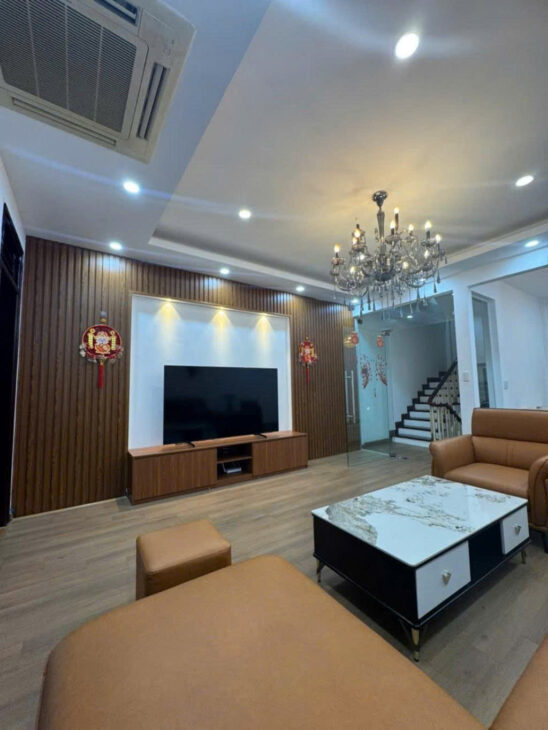 Nhà dân xây chắc chắn gần Ngã Tư Sở- Thanh Xuân, 53m2, 5 tầng, mặt tiền 5m, ô tô đỗ cổng,view hồ,