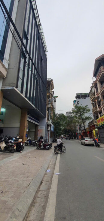 CẦN BÁN TÒA NHÀ VĂN PHÒNG 8 TẦNG THANG MÁY MỚI KOONG, VỈA HÈ, DÒNG TIỀN 120TR/ THẤNG, GIÁ 73 TỶ