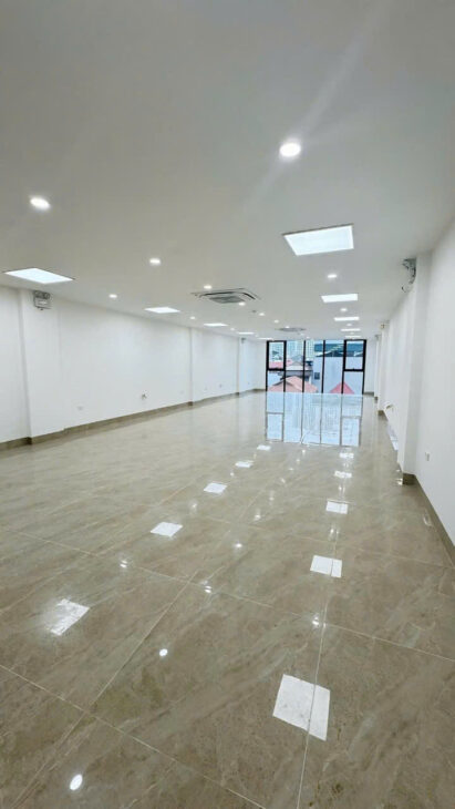 CẦN BÁN TÒA NHÀ VĂN PHÒNG 8 TẦNG THANG MÁY MỚI KOONG, VỈA HÈ, DÒNG TIỀN 120TR/ THẤNG, GIÁ 73 TỶ