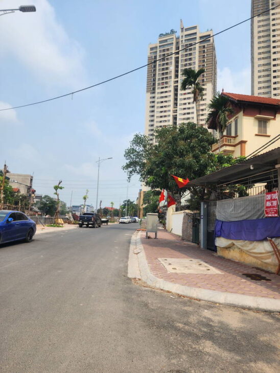 khu vực phân lô Văn Phú , Hà Đông,mặt tiền rộng, nhà thiết kế hiện đại , nội thất cao cấp, có thang