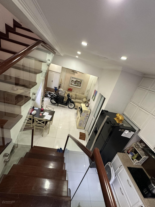 Nhà nguyên căn góc 4pn, 50m2, full đồ, có giảm mạnh cho người thuê lâu ở lâu dài
