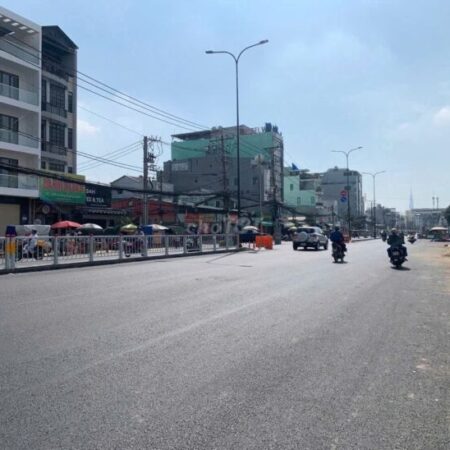 Bán nhà mặt tiền 50x100m giá 390 tỷ Đường Dương Quảng Hàm