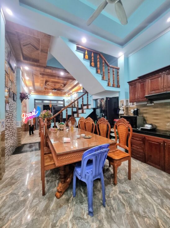 Bán nhà 3 Tấm ĐẸP Dĩ An,nội thất toàn Gõ Đỏ xìn xò con bò,nhà dành cho ĐẠI GIA