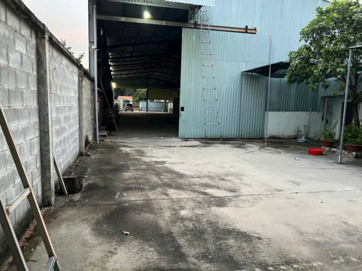 BÁN GẤP XƯỞNG ĐANG CÓ DÒNG TIỀN 45TR/ THÁNG. HỢP ĐỒNG ỔN ĐỊNH. 1400M2. 500M THỔ CƯ. 18 TỶ.