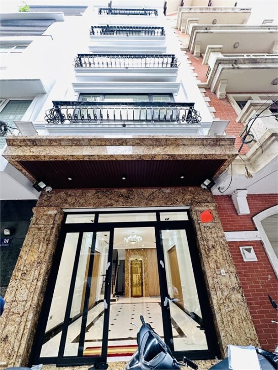 Bán Nhà 6 Tầng Thang Máy – Ngõ 106 Hoàng Quốc Việt – 50m², MT 4.5m – Ô Tô Tránh – Chỉ 25.8 Tỷ!