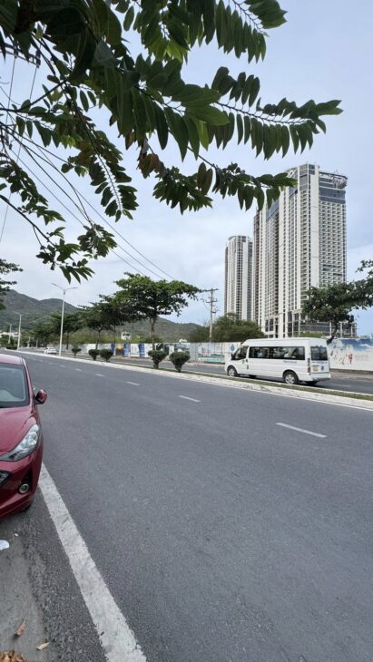 BÁN NHÀ 2 TẦNG MẶT TIỀN ĐƯỜNG PHẠM VĂN ĐỒNG – VĨNH HOÀ NHA TRANG 6TY2