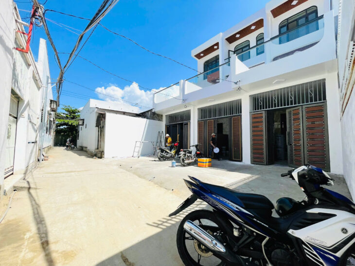 BÁN NHÀ 3 TẦNG HẺM Ô TÔ GẦN CHỢ VĨNH HẢI – DT: 107,5m2 . DTSD: 201m2 – – Giá bán : 5 tỷ 100