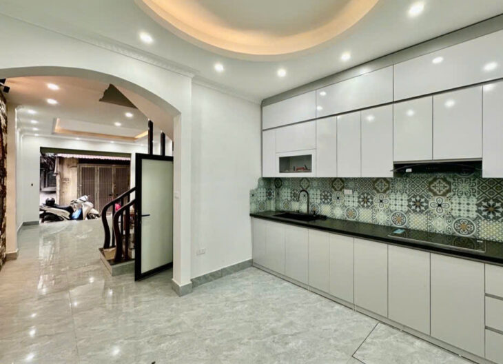 NHÀ ĐẸP TRẦN THÁI TÔNG, Ô TÔ ĐỖ CỬA, NGÕ THÔNG KINH DOANH – 5T, 42M2, 11.9 TỶ