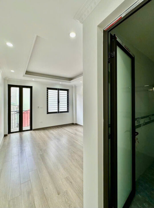 NHÀ ĐẸP TRẦN THÁI TÔNG, Ô TÔ ĐỖ CỬA, NGÕ THÔNG KINH DOANH – 5T, 42M2, 11.9 TỶ