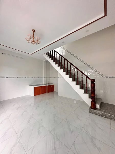 Mặt tiền buôn bán tốt, nhà mới xây hoàn công đủ, thương lượng mạnh TL29