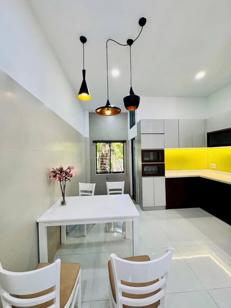 Gần chợ Vườn Lài ngã tư ga hẻm ô tô nhà ngon vào ở ngay nhìn là thích