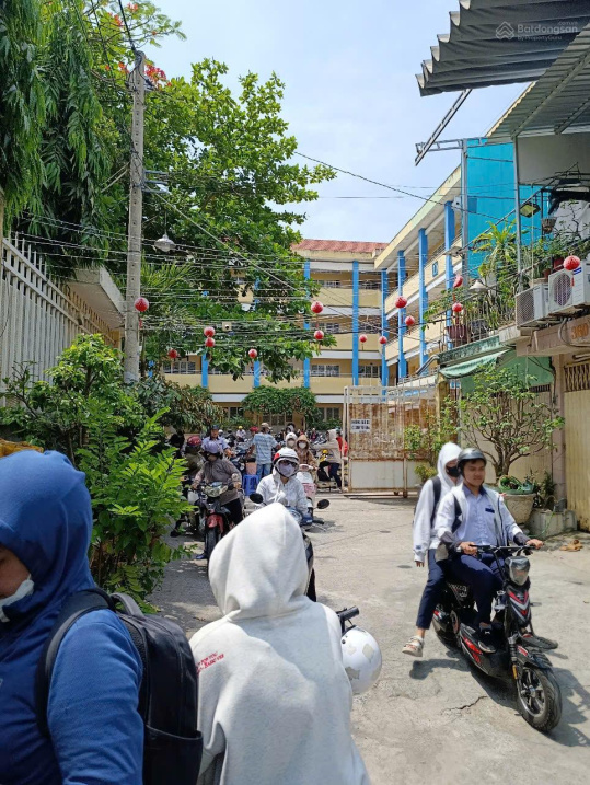 Bán nhà cũ tiện xây mới, 84m2 đường ô tô 8m ngay trước cổng trường THPT Ngô Gia Tự Quận 8 giá 5,6t