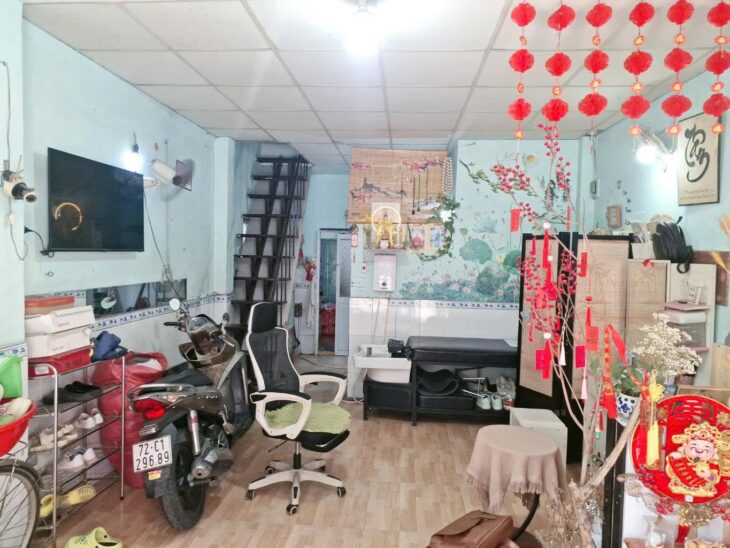 NHÀ QUẬN 7 + Kết Cấu Nhà: MT Đang Kinh Doanh gồm trệt, lầu, ST, gồm 2PN, 2WC, Sân Thượng, Bếp,