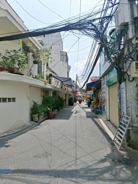 NHÀ QUẬN 7 + Kết Cấu Nhà: MT Đang Kinh Doanh gồm trệt, lầu, ST, gồm 2PN, 2WC, Sân Thượng, Bếp,