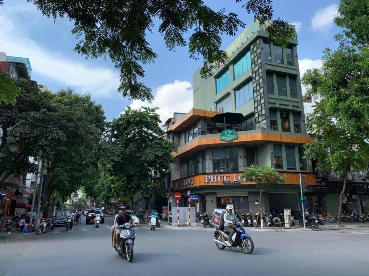 BÁN NHÀ MẶT PHỐ CẦU GIẤY MẶT TIỀN KHỦNG 15M, VỈA HÈ RỘNG, 67M CHÀO 26.9 TỶ
