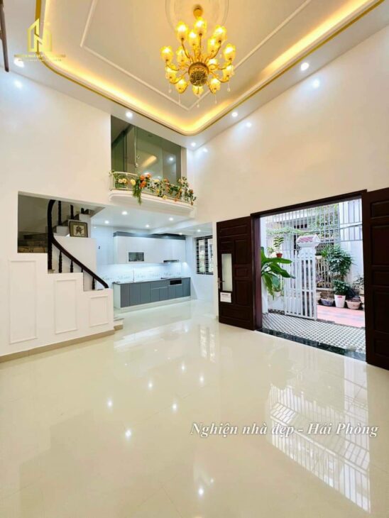 Nhà Chợ Hàng Cũ vị trí cực nông, 48m 3 tầng, sân cổng riêng, Giá 3.45 tỉ