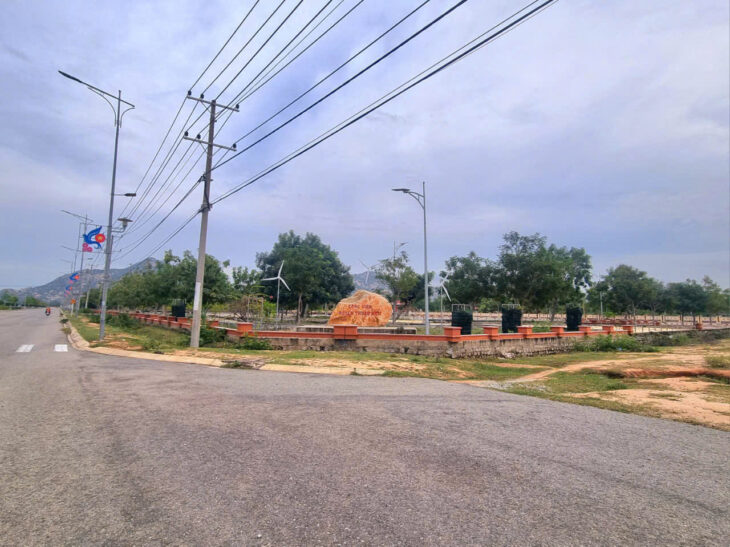 💥 950 TRIỆU – BÁN LÔ ĐẤT ĐẸP MẶT TIỀN ĐƯỜNG 40M 💥 📌 Vị trí đắc địa: • Diện tích: 150m² (6m x