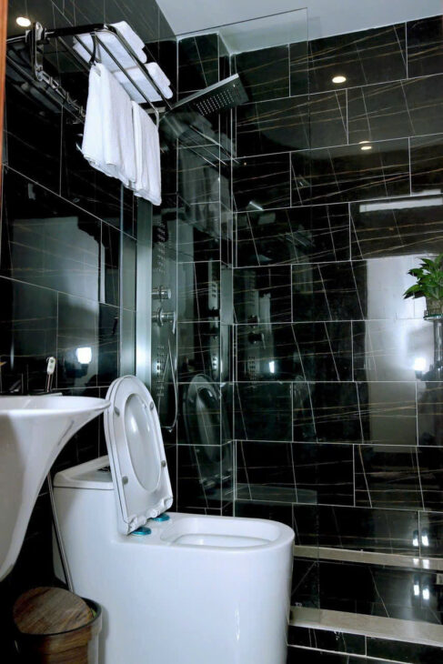 BÁN KHÁCH SẠN 6 TẦNG 48 PHÒNG DOANH THU 300TR/THÁNG PHƯỜNG TÂN PHÚ TP THỦ ĐỨC