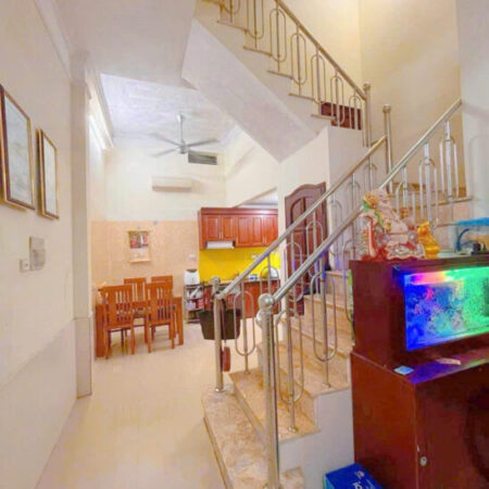 Bán Nhà Cầu Giấy Ngõ Thông Gần Phố Cấu Giấy DT 40m2 5 tầng MT 4.5m Giá 8.6 tỷ