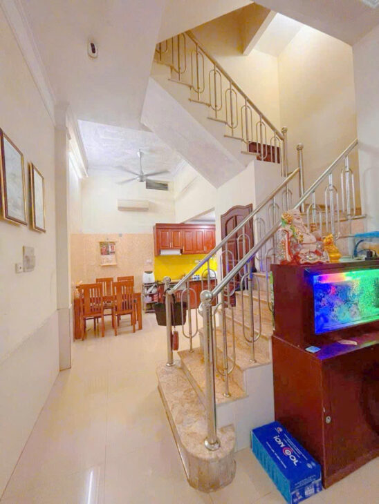 Bán Nhà Cầu Giấy Ngõ Thông Gần Phố Cấu Giấy DT 40m2 5 tầng MT 4.5m Giá 8.6 tỷ