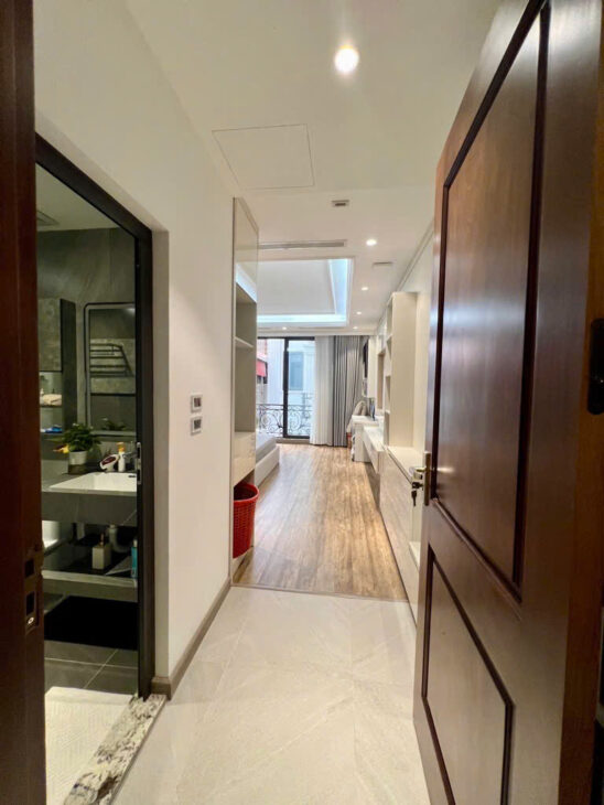 Bán nhà 6 tầng thang máy, ô tô vào nhà phố Nguyễn Chí Thanh, Đống Đa, 54m, 17.5 tỷ