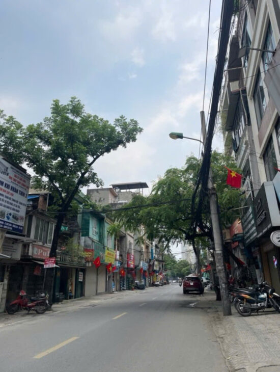 đất mặt phố ĐÊ LA THÀNH, chỉ hơn 300 tr/m, lô góc, mặt tiền 6.6m, gần ngã 5 ô chợ dừa, cần tiền