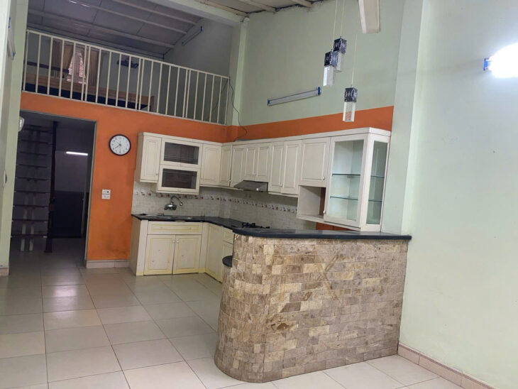 đất mặt phố ĐÊ LA THÀNH, chỉ hơn 300 tr/m, lô góc, mặt tiền 6.6m, gần ngã 5 ô chợ dừa, cần tiền