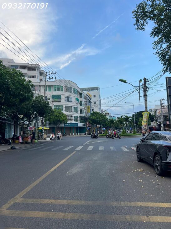 Nhà phố mặt tiền đường lớn–Dã Tượng–Đối diện công viên,bùng binh Hoàng Sa – Giá đầu tư không tưởng