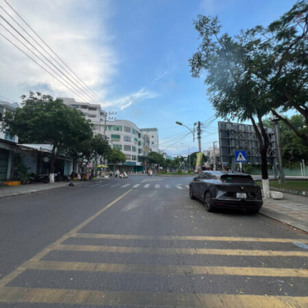 Nhà phố mặt tiền đường lớn–Dã Tượng–Đối diện công viên,bùng binh Hoàng Sa – Giá đầu tư không tưởng