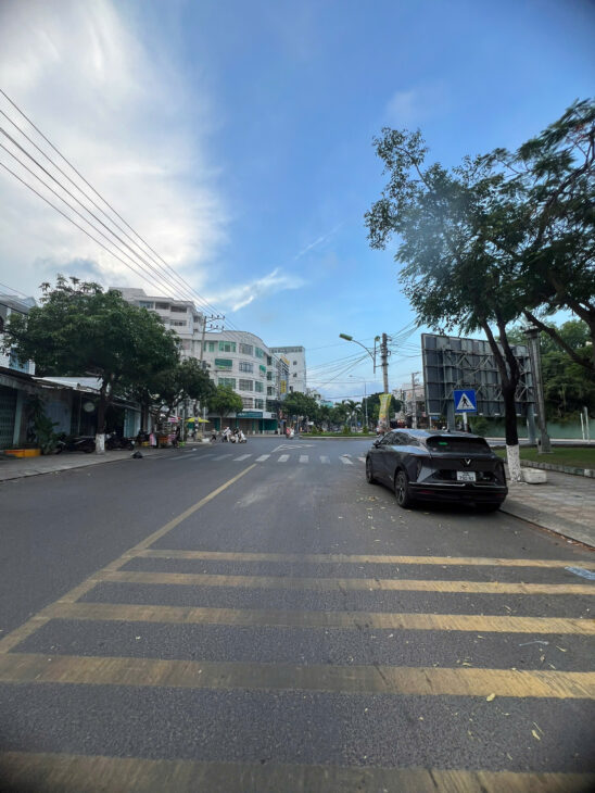 Nhà phố mặt tiền đường lớn–Dã Tượng–Đối diện công viên,bùng binh Hoàng Sa – Giá đầu tư không tưởng