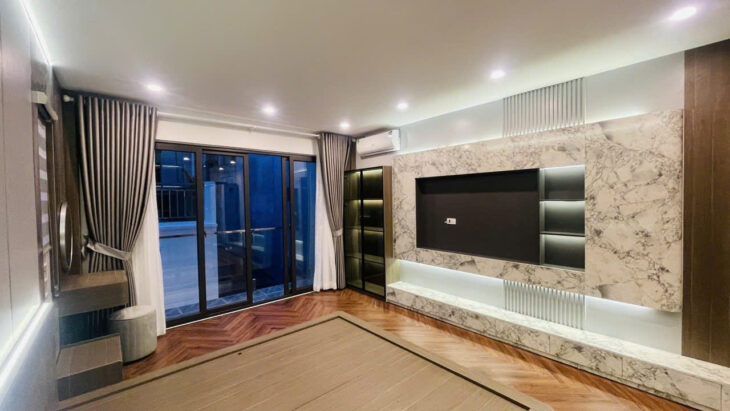 Nhà Vip 7 tầng thang máy Gara Ô tô Lô Góc tại ngõ 541 Bát Khối, Long Biên
