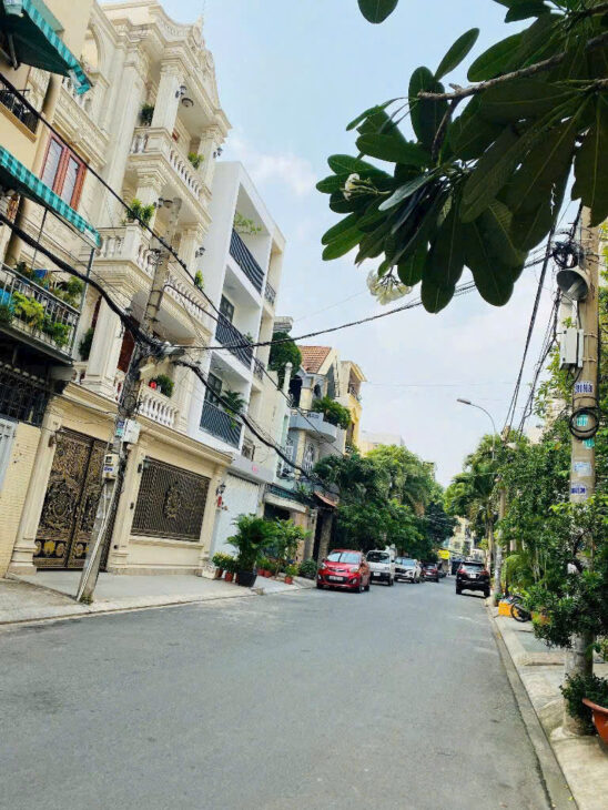 Bán nhà nát góc 2MT đường dt: 8,1mx17m. Điạ chỉ 26/ đường Nguyễn Minh Hoàng, khu K300, Giá 30.850