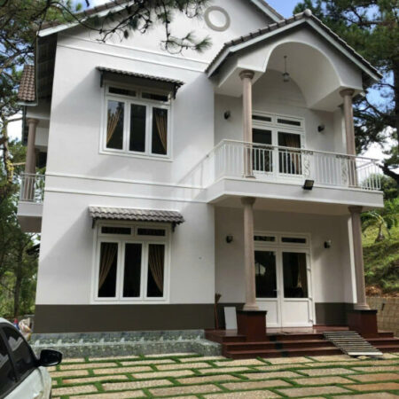 CHO THUÊ VILLA SÂN VƯỜN 5 PHÒNG TOẠ LẠC RỪNG THÔNG PHƯỜNG 8 ĐÀ LẠT GIÁ 25TR