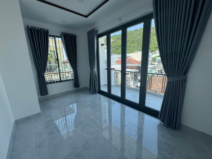 Cần bán nhà đẹp đường Ngô Đến 2 xe oto tránh nhau gần Tháp Bà Ponaga