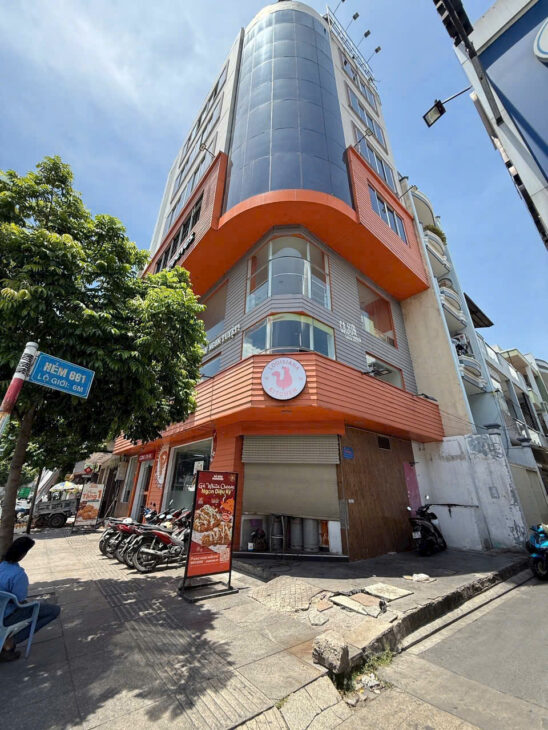 Bán nhà nát Sát MT Lũy Bán Bích DT 3.5×18.5m. Cách MT 25m. Hẻm Xe Taxi Thông. Giá 5.8 tỷ tl.