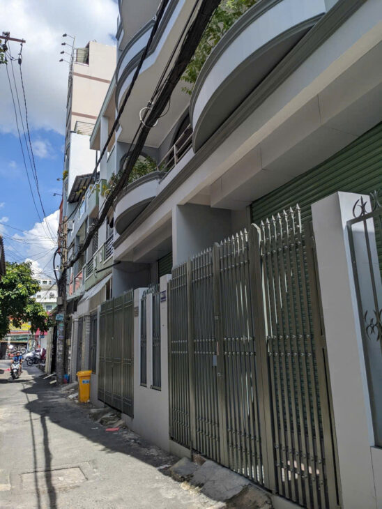 Bán nhà nát Sát MT Lũy Bán Bích DT 3.5×18.5m. Cách MT 25m. Hẻm Xe Taxi Thông. Giá 5.8 tỷ tl.