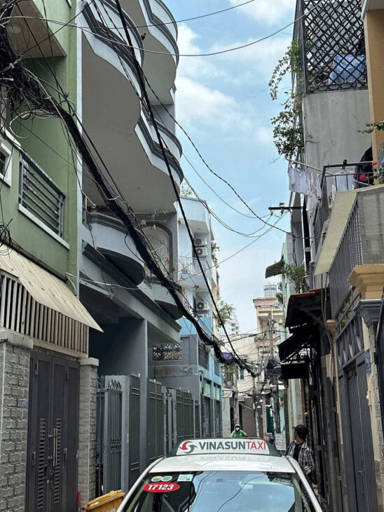 Bán nhà nát Sát MT Lũy Bán Bích DT 3.5×18.5m. Cách MT 25m. Hẻm Xe Taxi Thông. Giá 5.8 tỷ tl.