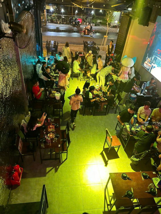 Quận 7 ! SANG BAO RẺ QUÁN Food & Beer , MB DTSD : 6m x 30m, 1 trệt 1 lửng crooftop, Tel :