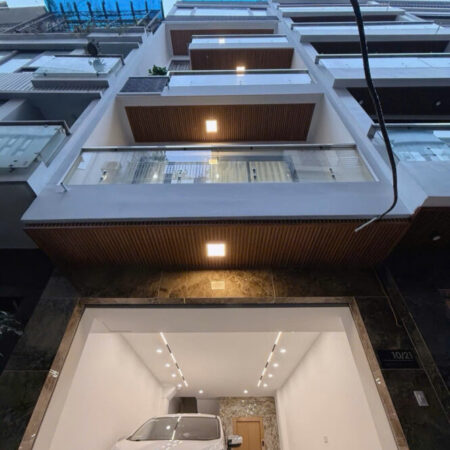 Nhà đẹp như khách sạn 7 tầng x thang máy x Gara ô tô ngõ 426 Ngọc Thụy, L.Biên