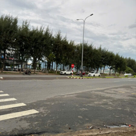 + Biển Nguyễn Tất Thành, ngay trung tâm bãi tắm thanh khê, đối diện khu phức hợp của vũ nhôm, đất