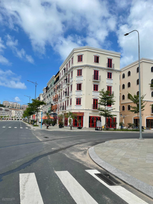 Bán lỗ sâu shophouse 2 mặt thoáng trục L1 – DT đất 120m2 – đã có sổ đỏ – gần biển – giá 8, x tỷ