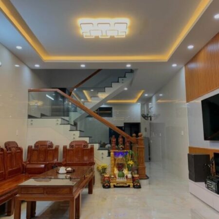 Bán nhà mặt phố Q.9, 105m2, 4 tầng, 6PN, 6 WC, sổ hồng. Giá chỉ 7.5 tỷ